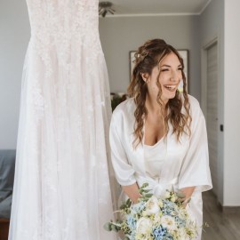 sposa con bouquet di ortensie, peonie